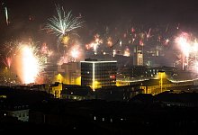 Feuerwerk in der Gro&szlig;stadt - Foto: Christoph Schmidt/dpa