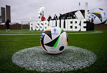 EM-Spielball - Bernd von Jutrczenka/dpa