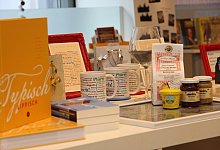 Gro&szlig;e Auswahl: Echter Pickert, Tassen, B&uuml;cher und vieles mehr &ndash; lippische Geschenkideen kommen gut an. - Carolin Brokmann