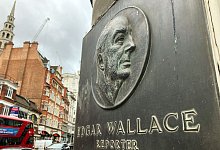 Bronzetafel zur Erinnerung an Edgar Wallace - Christoph Meyer/dpa