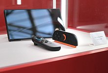 Eine Nintendo Switch 2 in einer Vitrine - Benedikt Wenck/dpa