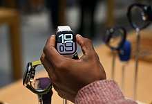 Frau begutachtet Apple Watch Series 10 im Apple Store in Berlin - Katharina Kusche/dpa/dpa-tmn