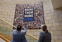 Gro&szlig;plakat im NRW-Landtag zeigt Fotos der Hamas-Geiseln - David Young/dpa