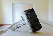 Tapezierpinsel liegt in einer Wohnung - Markus Scholz/dpa-tmn