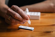 Beim Selbsttest gibt es einiges zu beachten - Foto: Zacharie Scheurer/dpa-tmn