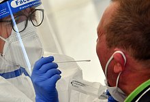 Zunehmend fordern auch Patienten einen Corona-Abstrich von ihren Haus&auml;rzten, die keine Symptome aufweisen oder Kontakt zu einem Infizierten hatten. - picture alliance