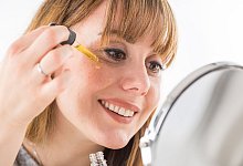 Eine Frau tr&auml;gt ein Beauty-Serum auf - Christin Klose/dpa-tmn