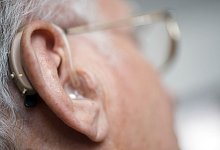 Person mit Hörgerät - Hans-Jürgen Wiedl/dpa-Zentralbild/dpa-tmn