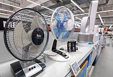 Ventilatoren stehen in einem Elektromarkt - Armin Weigel/dpa