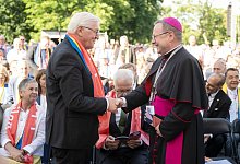 Bundespr&auml;sident Frank-Walter Steinmeier wird von Georg B&auml;tzing, dem Vorsitzenden der Deutschen Bischofskonferenz, in Stuttgart begr&uuml;&szlig;t. - Marijan Murat/dpa