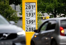 Die Preise f&uuml;r Kraftstoffe sind auf der Anzeige einer Tankstelle zu sehen. - Daniel Reinhardt/dpa