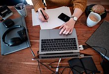 Laptop - Fabian Strauch/dpa/dpa-tmn