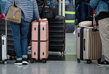 Reisende am Flughafen Düsseldorf - Henning Kaiser/dpa