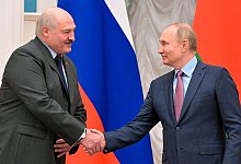 Kremlchef Wladimir Putin (r) mit Alexander Lukaschenko, Pr&auml;sident von Belarus, bei einer gemeinsamen Pressekonferenz. - Sergei Guneyev/Pool Sputnik Kremlin/AP/dpa
