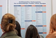 Messebesucher schauen sich Ausbildungsangebote auf Jobmesse an - Andrea Warnecke/dpa-tmn
