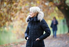 Frau bei einem Spaziergang im Park - Christin Klose/dpa-tmn