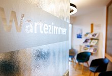 Wartezimmer in Hausarztpraxis - Daniel Karmann/dpa