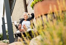 Eine Frau sitzt in einem Garten - Christin Klose/dpa-tmn