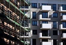 Ein Bauger&uuml;st an einem Rohbau eines Neubaus - Sven Hoppe/dpa/dpa-tmn