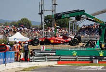 Am Haken: Der Ferrari von Charles Leclerc wird von Streckenposten entfernt, nachdem er in die Streckenbegrenzung gekracht ist. - Eric Gaillard/Pool Reuters via AP/dpa