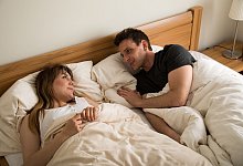 Paar unterh&auml;lt sich in Bett - Christin Klose/dpa-tmn/dpa