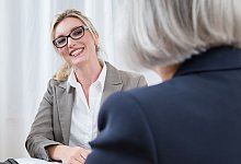 Eine Person lächelt eine andere offen an - Christin Klose/dpa-tmn