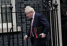 Boris Johnson verl&auml;sst die 10 Downing Street, um die Abgeordneten im Unterhaus &uuml;ber den Plan f&uuml;r ein Leben mit dem Coronavirus zu informieren. - Yui Mok/PA Wire/dpa