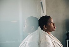 Eine Frau lehnt an einer Glaswand - Zacharie Scheurer/dpa-tmn/dpa