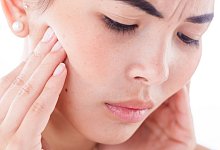 Frau hat Kieferschmerzen - Christin Klose/dpa-tmn