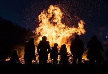 Osterfeuer - Foto: picture alliance / Boris Roessler/dpa/Archiv