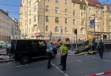 Auto fährt in Personengruppe - Marco Krefting/dpa