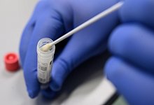 Ein Mann zeigt einen Abstrich f&uuml;r das Testverfahren auf das Virus Sars-CoV-2. - Sebastian Gollnow/dpa/Symbolbild