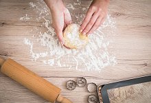 Teig kneten beim Backen - Christin Klose/dpa-tmn/dpa