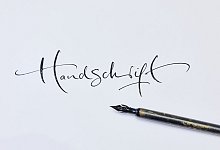 Das Wort &laquo;Handschrift&raquo; steht auf einem Blatt Papier - Georg Wendt/dpa/dpa-tmn