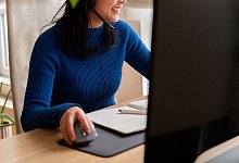 Eine Frau im Homeoffice - Zacharie Scheurer/dpa-tmn