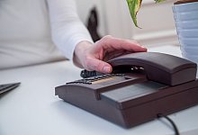 Die Deutsche Rentenversicherung (DRV) warnt vor einer neuen Betrugsmasche per Telefon. - Christin Klose/dpa-tmn