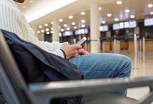 Warten am Flughafen - Christin Klose/dpa-tmn/dpa