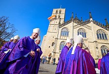 Katholische Bisch&ouml;fe vor dem Dom von M&uuml;nster - Christoph Reichwein/dpa