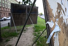 Symbolbild eines zerst&ouml;rtes Wahlplakat - Robert Michael/dpa