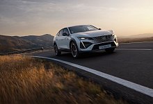 Der neue Peugeot E-408 auf einer Straße - Cédric Viollet/Continental Productions/Peugeot/dpa-tmn