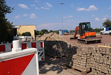 Die Baustelle am Sportplatz in Leopoldsh&ouml;he ist eingerichtet, die vorbereitenden Arbeiten laufen. Mitarbeiter der Bad Oeynhauser Firma Freitag Stra&szlig;enbau sind derzeit damit besch&auml;ftigt, Drainagen zu legen und Kabel zu verlegen. - Birgit Guhlke