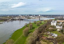 Blick auf die Rheinbr&uuml;cke Neuenkamp - Christoph Reichwein/dpa/Archivbild