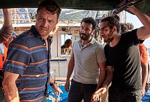 An Bord des Gefl&uuml;chtetenbootes macht Jan Garbe (Friedrich M&uuml;cke, l) eine schreckliche Entdeckung. - Reiner Bajo/ZDF/dpa