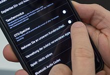 Einstellungen in einem Smartphone - Foto: Andrea Warnecke/dpa-tmn