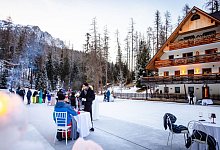 Dinner auf dem gefrorenen Sompunt-See in Alta Badia - Manuel Glira/Alta Badia/dpa-tmn
