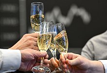 Steigende Aktienkurse lassen Verm&ouml;gen wachsen - Arne Dedert/dpa