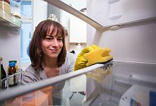 Eine Frau reinigt einen K&uuml;hlschrank - Christin Klose/dpa-tmn