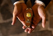 Person mit Miniatursarg in den Händen - Patrick Browne For Waterford Treasures/dpa-tmn