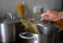 Kochtopf mit Deckel - Monika Skolimowska/dpa