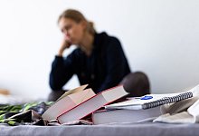 Studie zu Einsamkeit unter Jugendlichen - Michael Matthey/dpa/Illustration